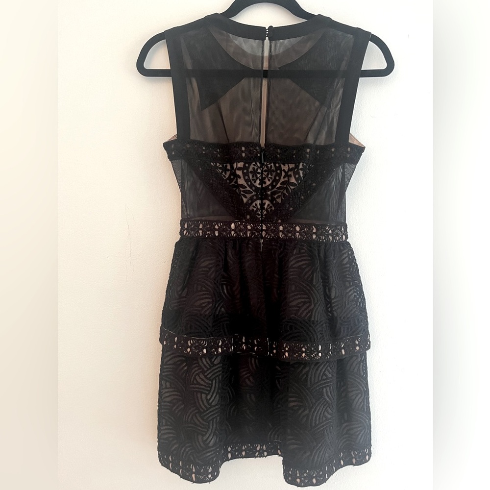 BCBG MaxAzria Joselyn Black
Illusion Lace Cocktail Party Mini Dress
SZ 0 - Picture 7 of 8